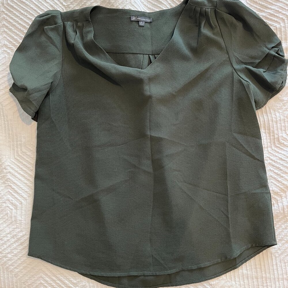 ADRIANNA PAPELL Solid V-Neck Ruched Sleeve Pebble Crepe Top Green Size M